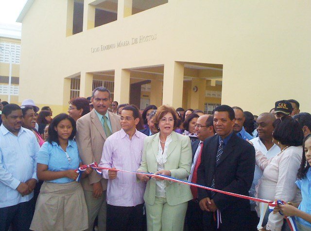 La licenciada Josefina Pimentel y el senador de Espaillat, el Dr. José Rafael Vargas, al momento de cortar la cinta en el liceo de Veragua comunidad de Gaspar Hernández